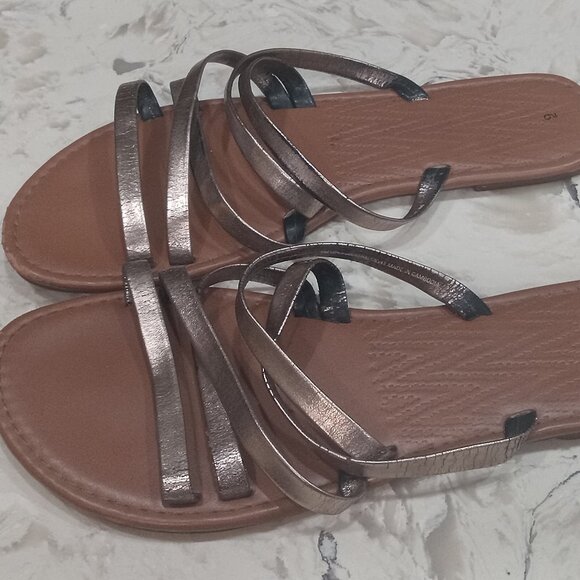 Gold stripes upper part of  women's flat sandals size 9 - Picture 2 of 4